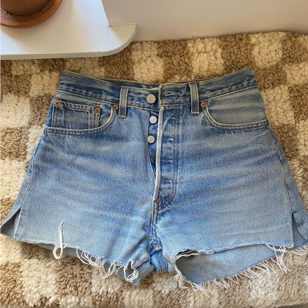 Re/Done Vintage Levi’s Cropped High Waisted Blue Jean Shorts | Size 25